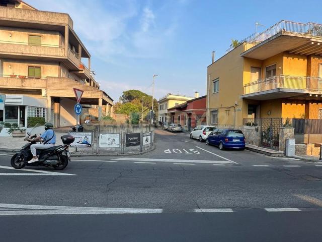 Garage in vendita di m² in Via Moncada, 1