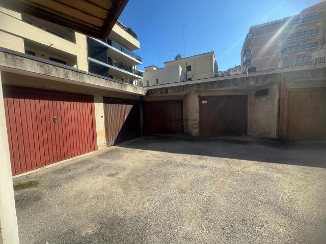 Garage in vendita di m² in Via Nicola Fabrizi, 50