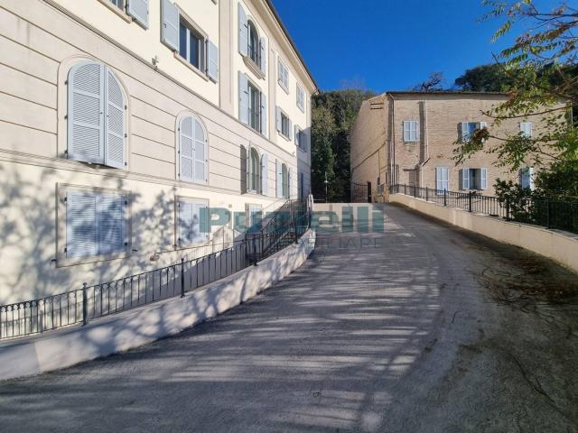 Garage in vendita di m² in Via Ognisanti, 13