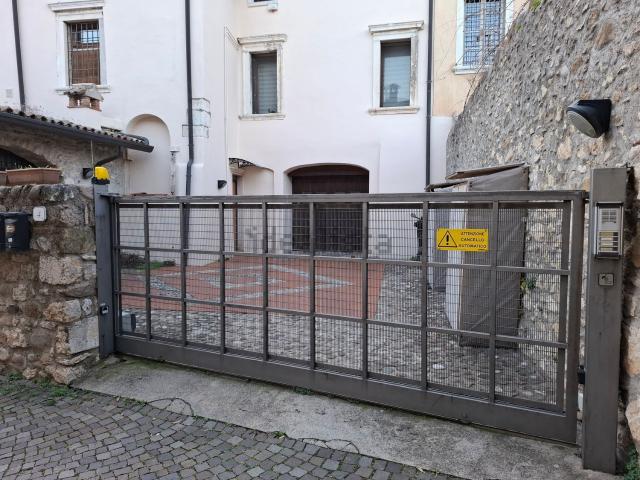Garage in vendita di m² in Via Ombrosa, 4