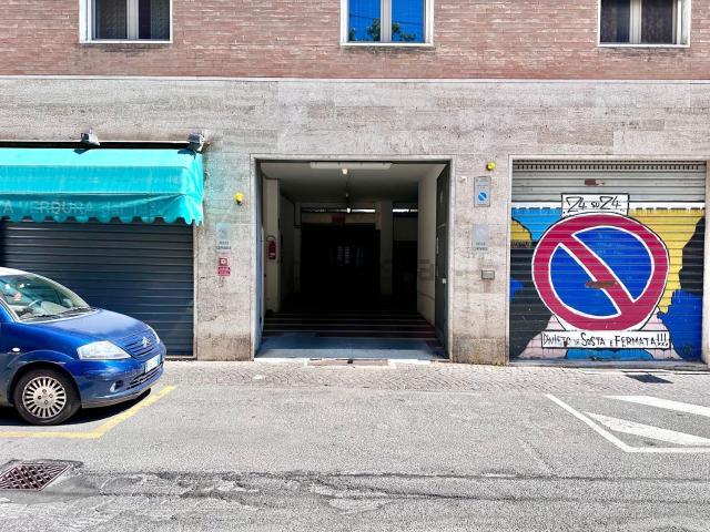 Garage in vendita di m² in Via Orfeo, 36