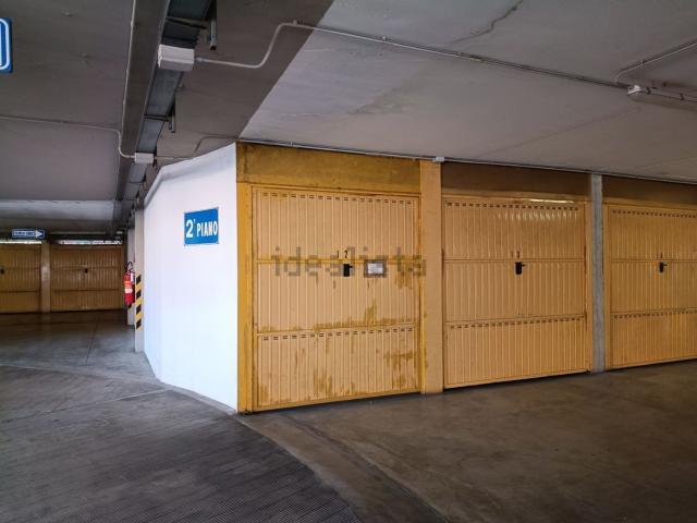 Garage in vendita di m² in Via Pelusia, 46