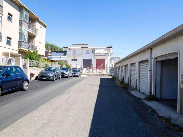 Garage in vendita di m² in Via Pescara, 13
