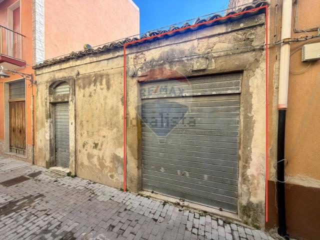Garage in vendita di m² in Via Petrella, 21