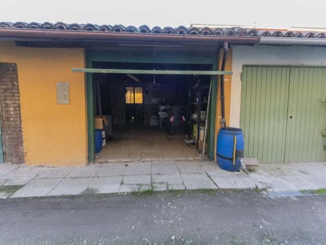 Garage in vendita di m² in Via Piave, 30