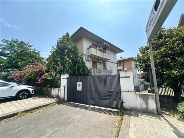 Garage in vendita di m² in Via Regione Siciliana