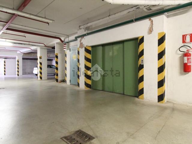 Garage in vendita di m² in Via Rizzetti, 4