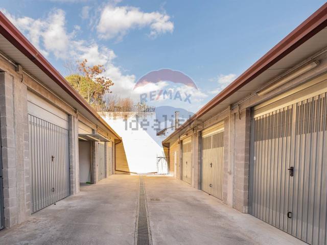Garage in vendita di m² in Via Roma, 33
