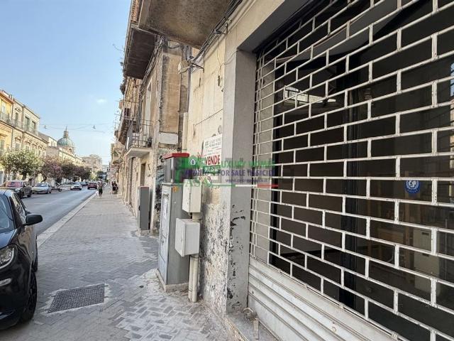 Garage in vendita di m² in Via Roma