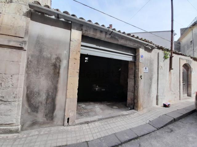 Garage in vendita di m² in Via Roma
