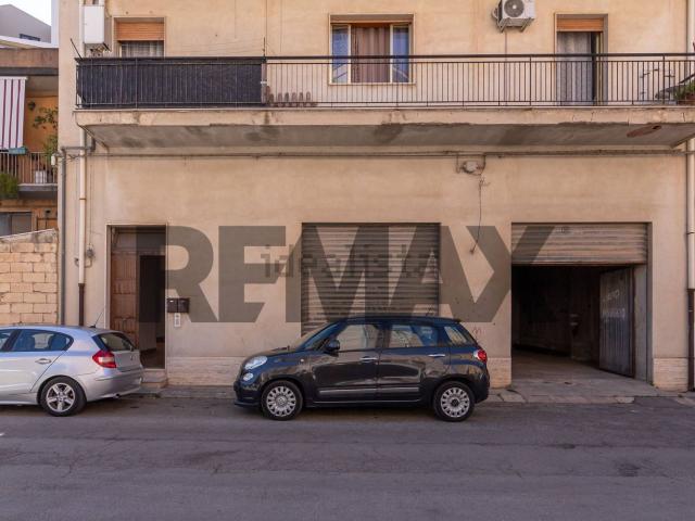 Garage in vendita di m² in Via Romolo, 7