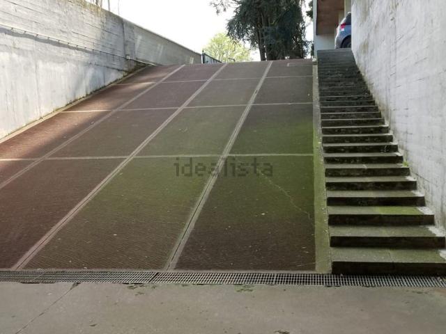 Garage in vendita di m² in Via Roberto de Longe, 10