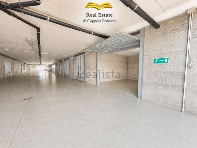 Garage in vendita di m² in Via San Isidoro, 3