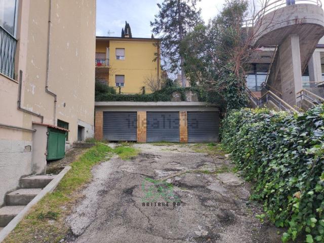 Garage in vendita di m² in Via Salvemini, 10