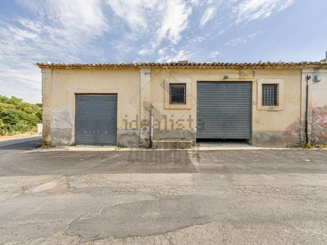 Garage in vendita di m² in Via Salvo D&apos Acquisto, 12