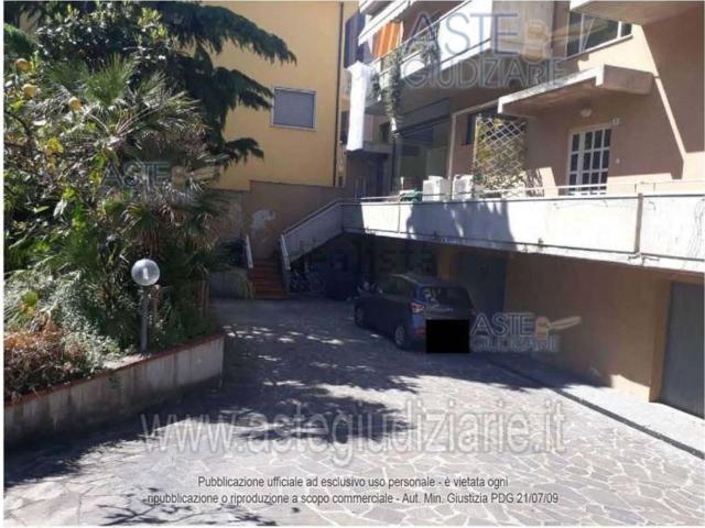 Garage in vendita di m² in Via Silvio Pellico, 103