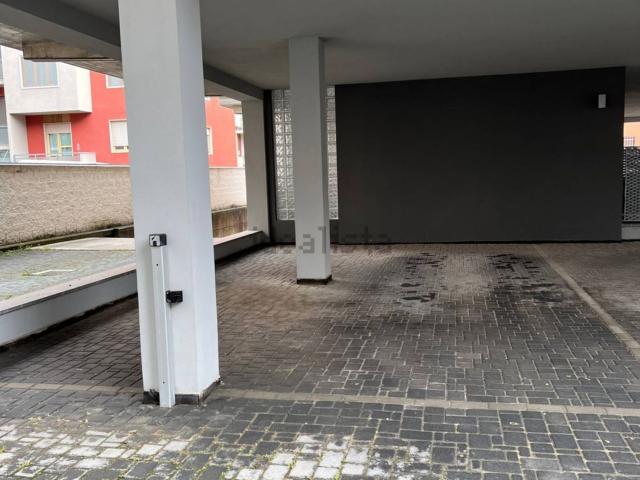 Garage in vendita di m² in Via Silvio Pellico, 3