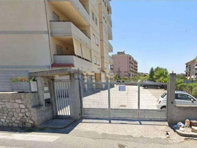 Garage in vendita di m² in Via Sottolume, 38