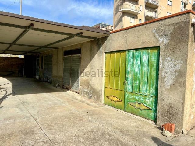 Garage in vendita di m² in Via Stazione
