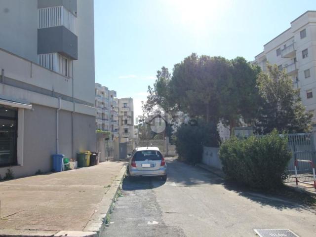 Garage in vendita di m² in Viale Francia, 27