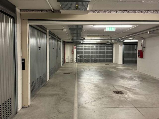 Garage in vendita di m² in Via Italo Flori