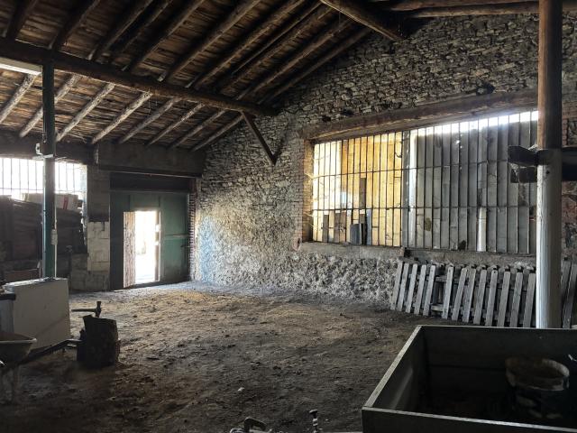 Garage ou dépôt de 80 m2 en vente à Saint Genest Lerpt avec Reference Building