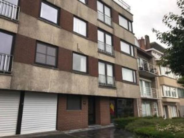 Garage met parking ervoor. Men kan dus 2 auto 's parke