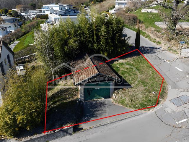 Garage mit privatem Grundstück