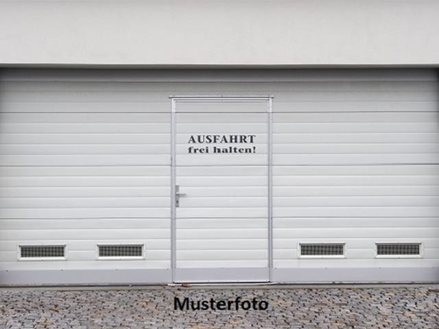 Garage mit 6 Kartons