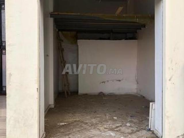 Garage Spacieux avec Mezzanine et Salle de Bain