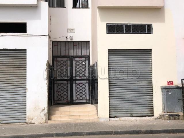 Garage Spacieux avec Mezzanine et Salle de Bain