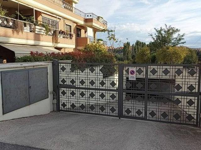 Garage Posto auto in vendita a Roma