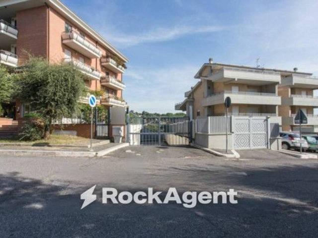 Garage Posto auto in vendita a Roma