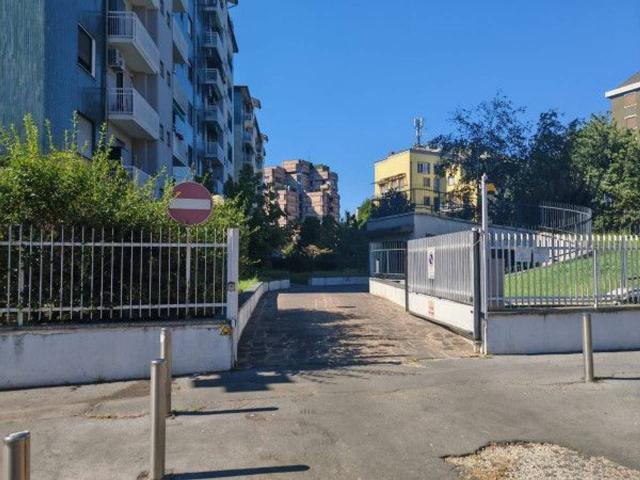 Garage Posto auto in affitto a Milano