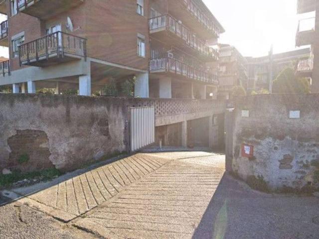 Garage Posto auto in affitto a Roma