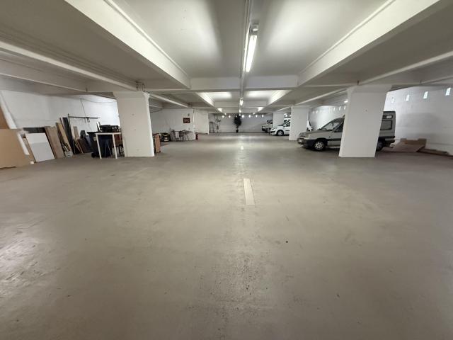 Garage / Parking