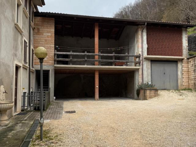 Garage/Cantina in Vendita a Badia Calavena