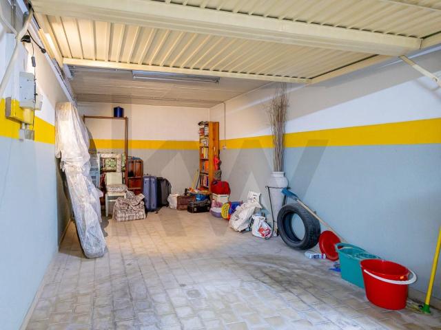 Garagem no Centro da Costa da Caparica — a poucos Metros da Praia