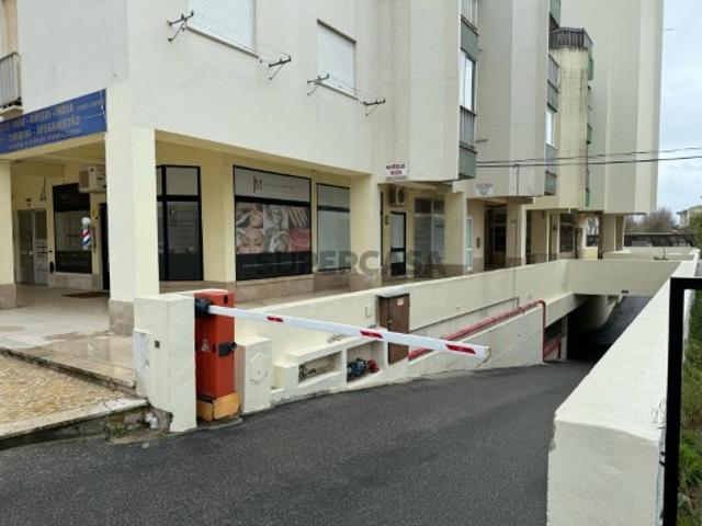 Garagem no Centro da Parede