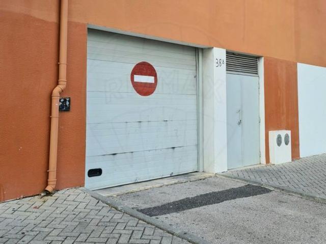 Garagem à venda em Almada