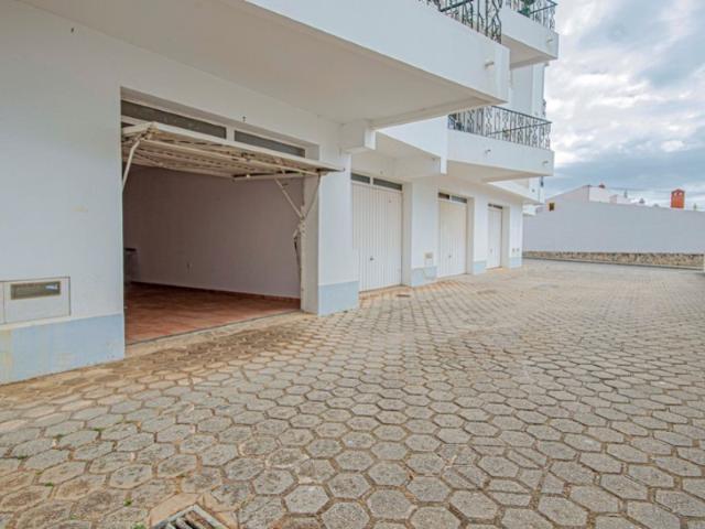 Garagem ampla com 38 m² e casa de banho