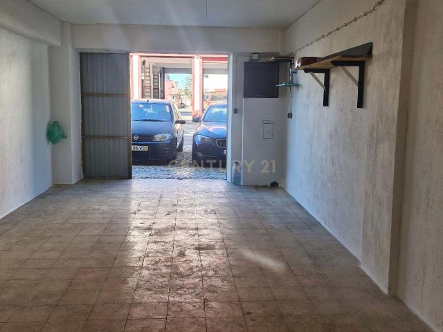 Garagem ampla com acesso direto à rua em Mem Martins, Sintra