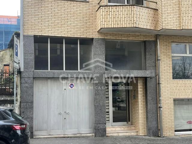 Garagem / Armazém Independente com 256 m² na Avenida da República