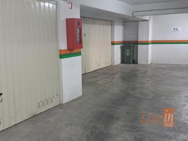 Garagem BOX com 26 m2 em Mem Martins