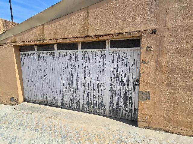 Garagem Box Fechada com 33 m² em Custóias