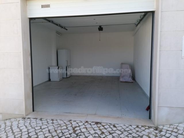 Garagem box no centro da Almoinha