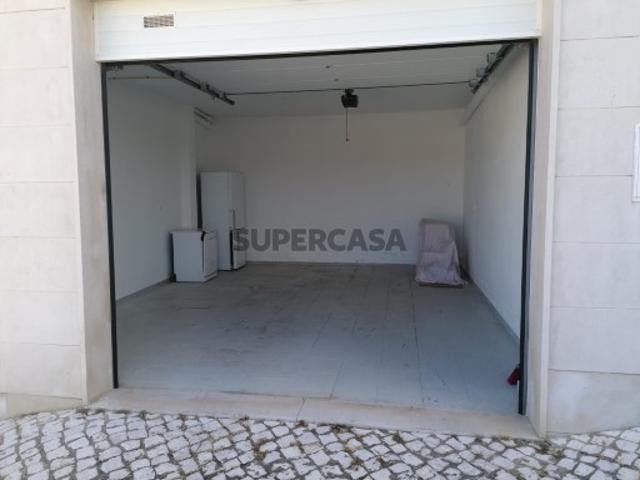 Garagem box no centro da Almoinha