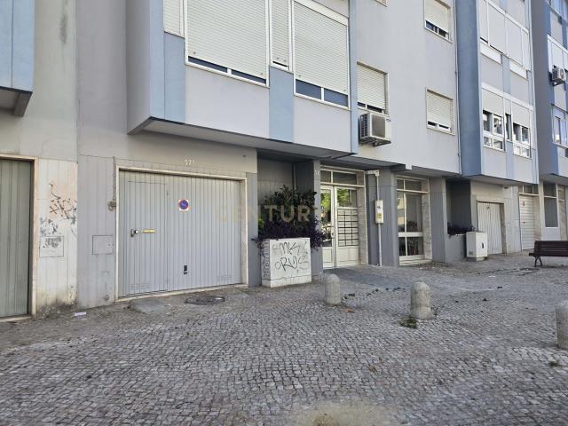 Garagem com 90m2 no centro de Almada
