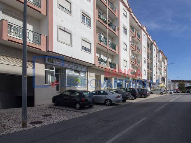 Garagem com 13m², para arrumos, no centro do Cadaval