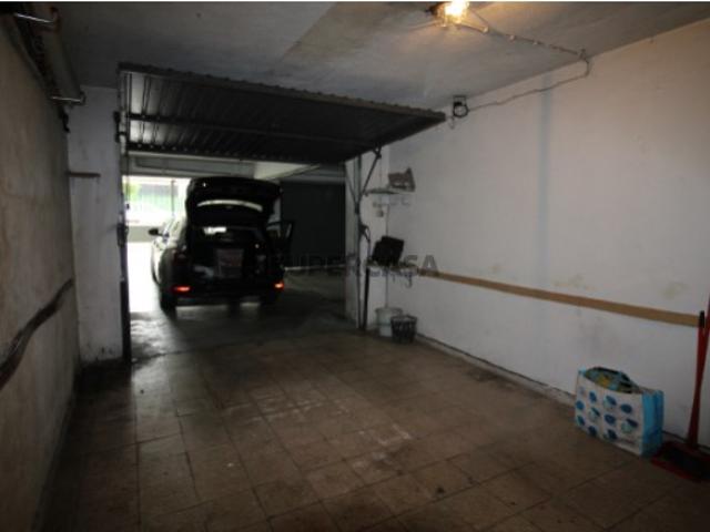 Garagem com 16m² e 2,42m de altura, localizada em Algueirão